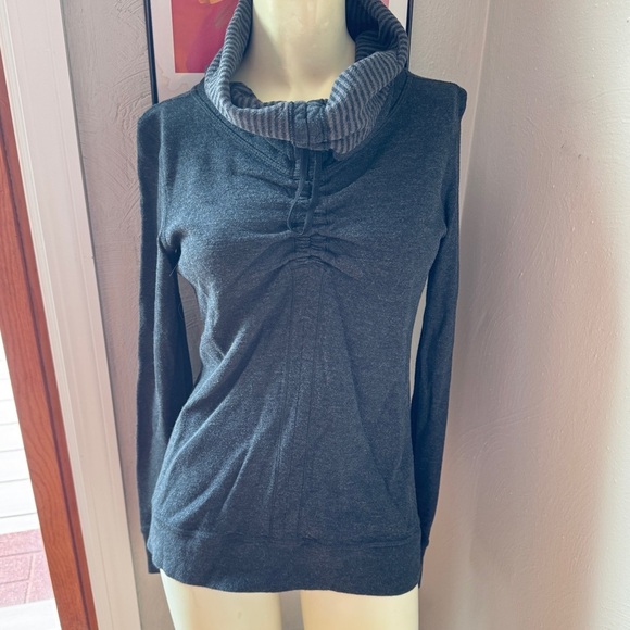 Lululemon long sleeve shirt - Picture 1 of 12